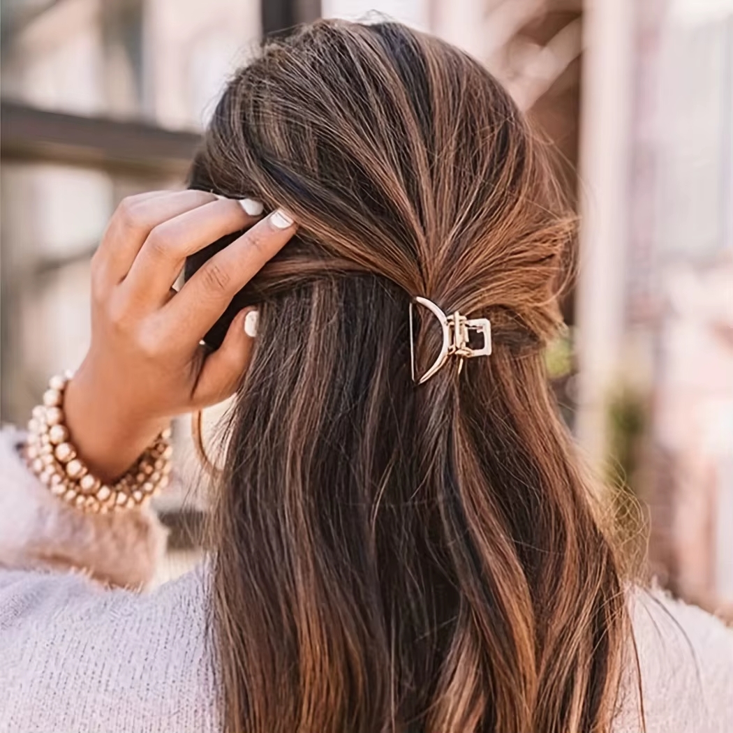 Petite Pince à Cheveux Demi Lune Dorée – Image 2