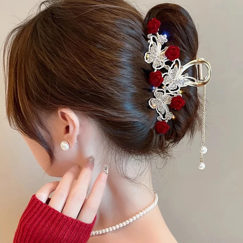 Pince à Cheveux Fleurs Rouges avec Papillon – Image 2